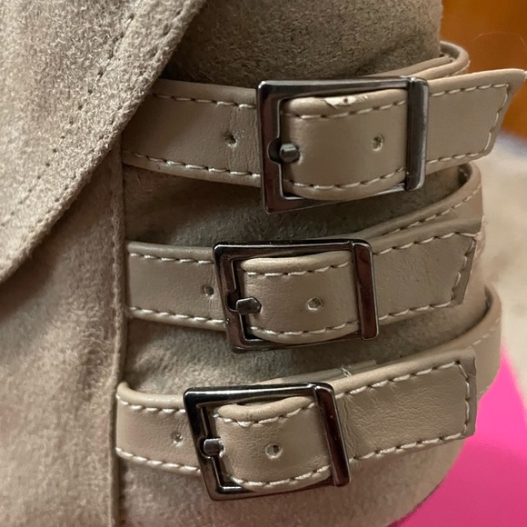 Charlotte Russe Mesa Buckle Heel Zipper Booties Light Taupe Suede Women’s 6 NWT - Picture 4 of 4